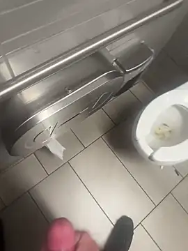 Snapshot of Seanoofss12 chatting on 04-04-26, 04:26 Seanoofss12 online show from 04-04-26, 04:26