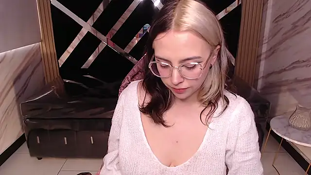 Snapshot of Hela_v chatting on 03-10-25, 06:12 Hela v online show from 03-10-25, 06:12