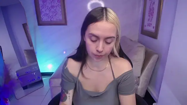 Snapshot of Hela_v chatting on 09-11-25, 07:25 Hela v online show from 09-11-25, 07:25