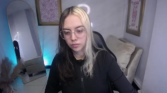 Snapshot of Hela_v chatting on 09-19-25, 12:06 Hela v online show from 09-19-25, 12:06