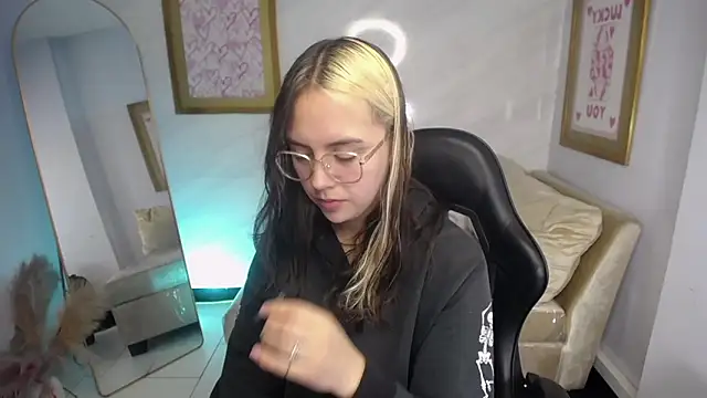 Snapshot of Hela_v chatting on 09-20-25, 01:12 Hela v online show from 09-20-25, 01:12