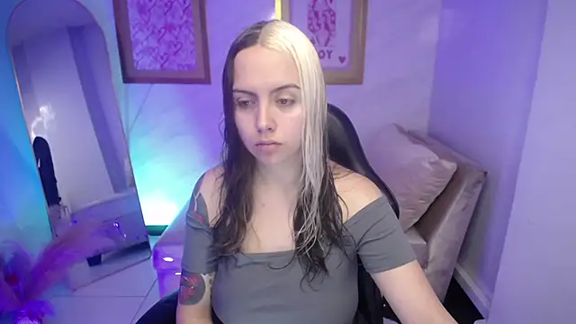 Snapshot of Hela_v chatting on 09-27-25, 01:05 Hela v online show from 09-27-25, 01:05