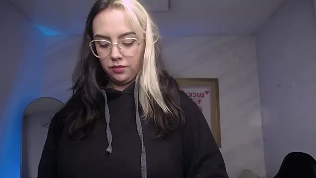 Snapshot of Hela_v chatting on 10-28-25, 12:58 Hela v online show from 10-28-25, 12:58