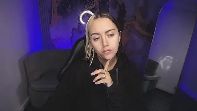 Snapshot of Hela_v chatting on 11-08-25, 12:38 Hela v online show from 11-08-25, 12:38