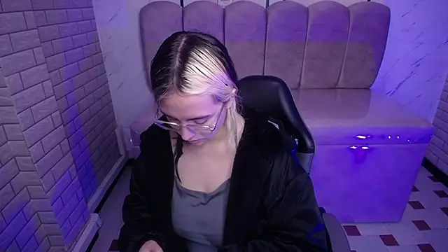 Snapshot of Hela_v chatting on 11-15-25, 12:02 Hela v online show from 11-15-25, 12:02