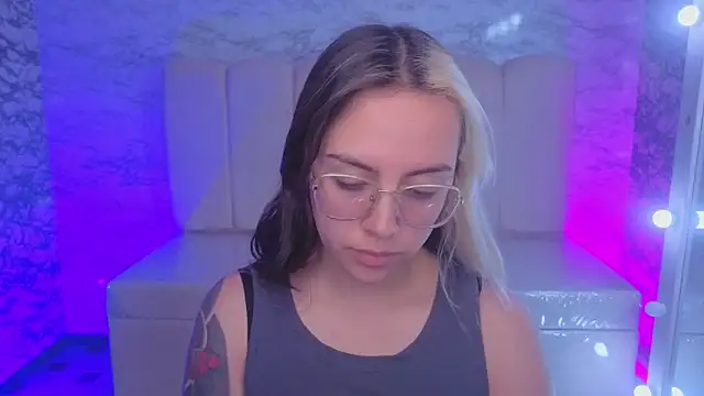 Snapshot of Hela_v chatting on 11-17-25, 08:14 Hela v online show from 11-17-25, 08:14