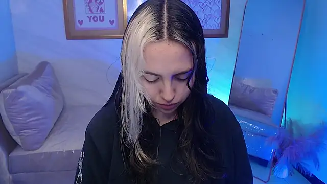 Snapshot of Hela_v chatting on 11-18-25, 12:20 Hela v online show from 11-18-25, 12:20