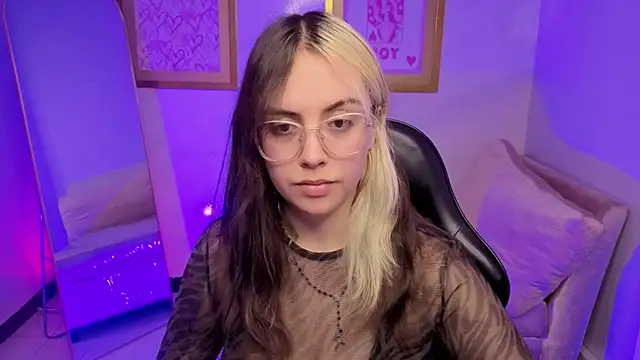 Snapshot of Hela_v chatting on 11-28-25, 08:11 Hela v online show from 11-28-25, 08:11