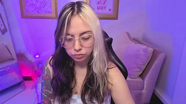 Snapshot of Hela_v chatting on 12-03-25, 07:56 Hela v online show from 12-03-25, 07:56