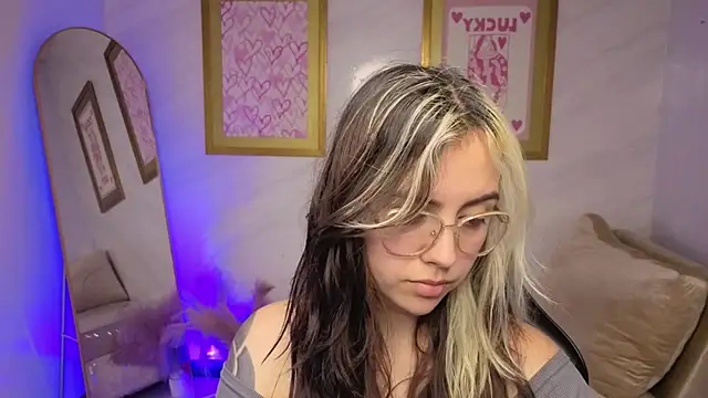 Snapshot of Hela_v chatting on 12-04-25, 08:06 Hela v online show from 12-04-25, 08:06