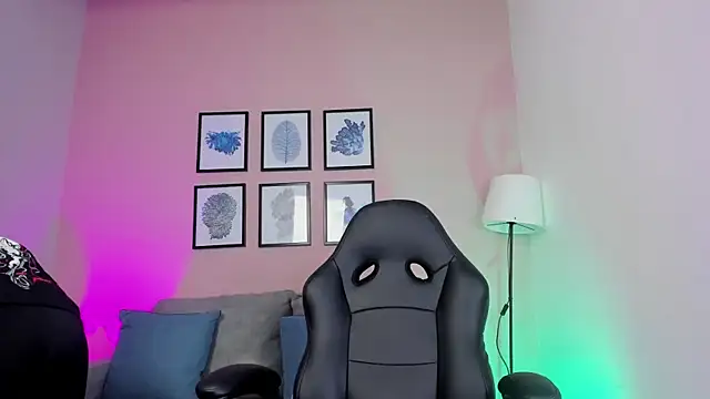 Snapshot of nina__dixon chatting on 12-16-25, 10:48 nina dixon online show from 12-16-25, 10:48