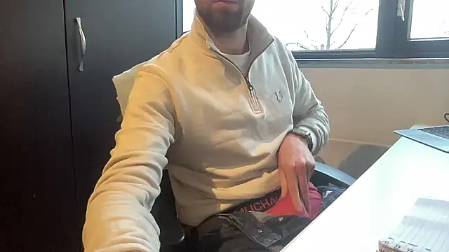 Snapshot of bullyboyy chatting on 01-28-25, 02:42 bullyboyy online show from 01-28-25, 02:42