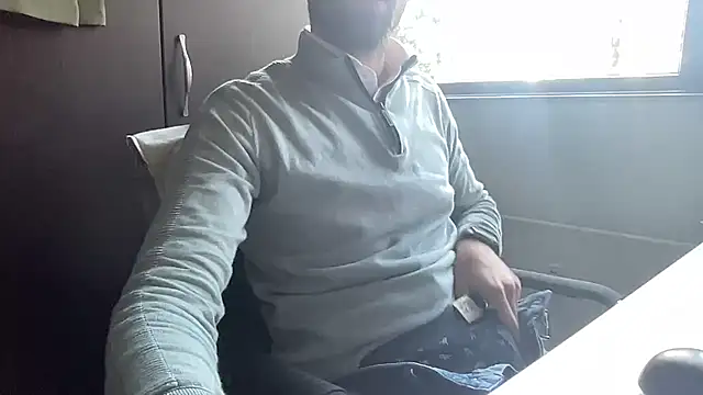 Snapshot of bullyboyy chatting on 10-27-25, 02:21 bullyboyy online show from 10-27-25, 02:21