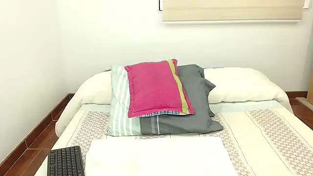 Snapshot of picaes8 chatting on 11-19-25, 12:05 picaes8 online show from 11-19-25, 12:05