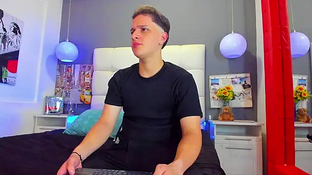 Snapshot of Thomas_May4rs chatting on 03-11-25, 03:59 Thomas May4rs online show from 03-11-25, 03:59