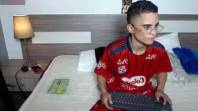 Liiamthompson online show from 11-12-25, 06:52