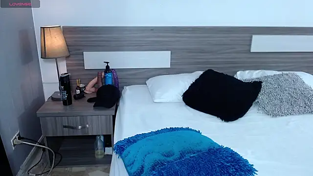 Liiamthompson online show from 12-15-25, 09:24