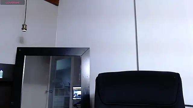 Liiamthompson online show from 04-22-26, 09:49