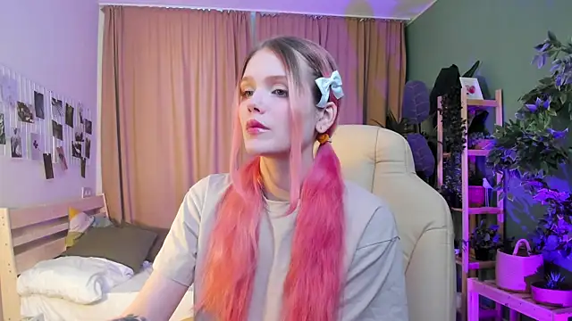 Gretchen Mol online show from 01-11-26, 07:35