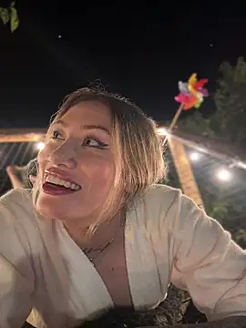 Snapshot of Lally_Valencia__ chatting on 10-29-25, 02:14 Lally Valencia   online show from 10-29-25, 02:14