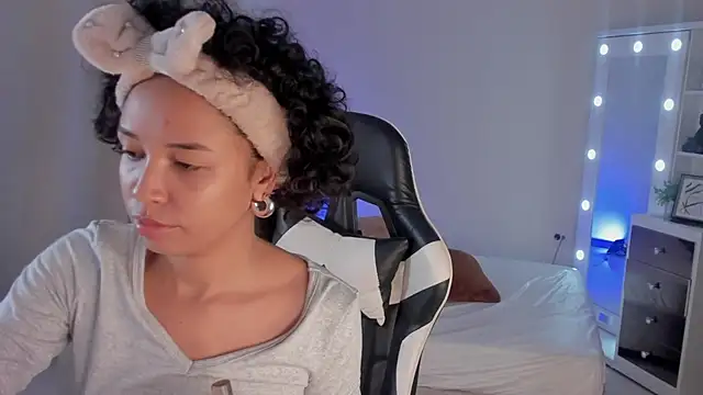 Snapshot of leahaltomm chatting on 02-12-25, 10:35 leahaltomm online show from 02-12-25, 10:35