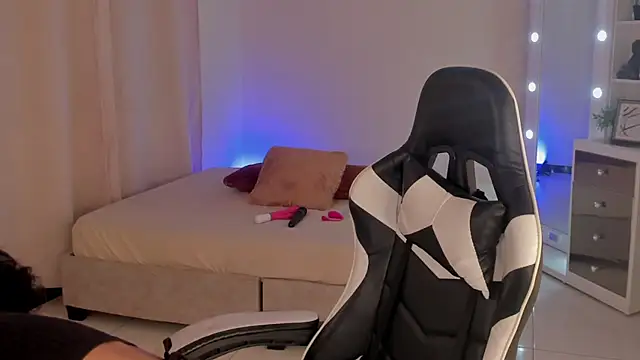 Snapshot of leahaltomm chatting on 02-16-25, 07:05 leahaltomm online show from 02-16-25, 07:05