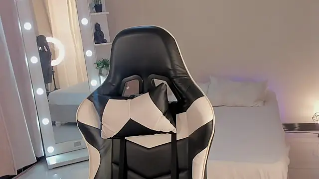 Snapshot of leahaltomm chatting on 03-21-25, 06:18 leahaltomm online show from 03-21-25, 06:18