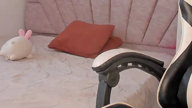 Snapshot of leahaltomm chatting on 10-15-25, 07:47 leahaltomm online show from 10-15-25, 07:47