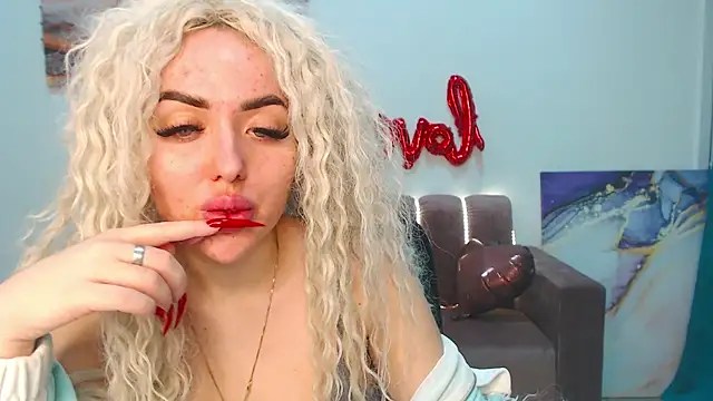 Snapshot of MissisCaty chatting on 02-13-25, 07:42 MissisCaty online show from 02-13-25, 07:42