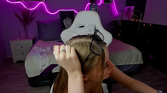 Snapshot of AnitaLamb chatting on 02-16-25, 11:38 AnitaLamb online show from 02-16-25, 11:38