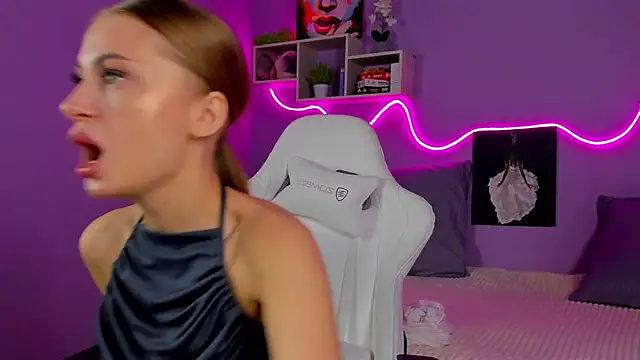 Snapshot of AnitaLamb chatting on 02-26-25, 04:58 AnitaLamb online show from 02-26-25, 04:58