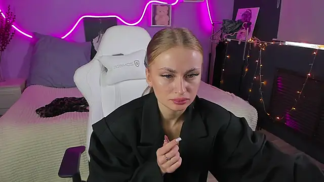 Snapshot of AnitaLamb chatting on 02-28-25, 11:47 AnitaLamb online show from 02-28-25, 11:47