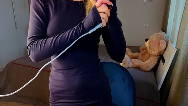 Snapshot of AnitaLamb chatting on 09-22-25, 04:25 AnitaLamb online show from 09-22-25, 04:25