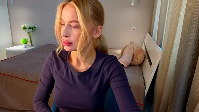 Snapshot of AnitaLamb chatting on 09-23-25, 04:59 AnitaLamb online show from 09-23-25, 04:59