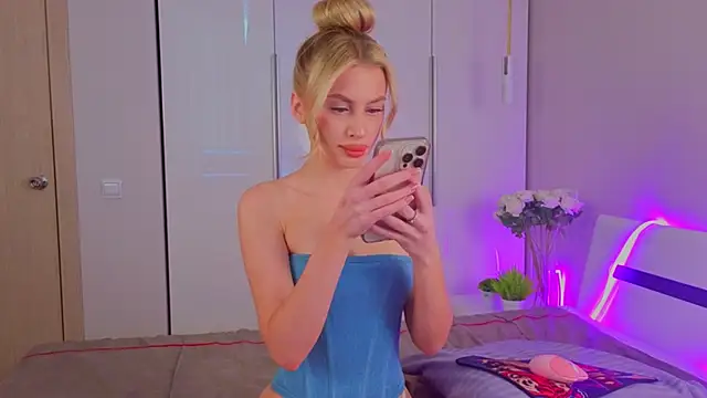 Snapshot of AnitaLamb chatting on 10-09-25, 05:05 AnitaLamb online show from 10-09-25, 05:05