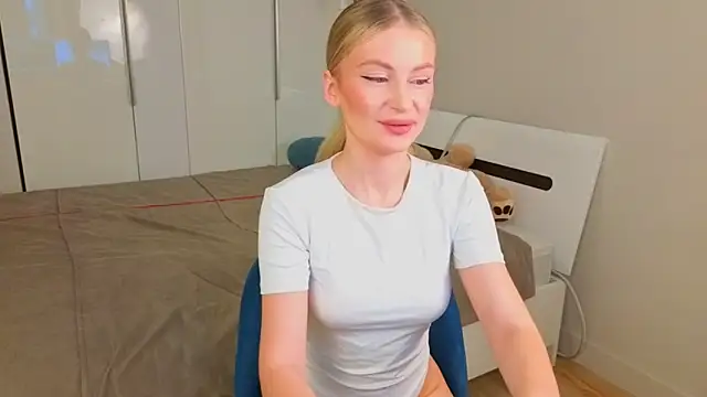 Snapshot of AnitaLamb chatting on 11-14-25, 04:44 AnitaLamb online show from 11-14-25, 04:44