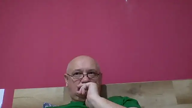 Snapshot of ruplumber chatting on 10-31-25, 11:06 ruplumber online show from 10-31-25, 11:06