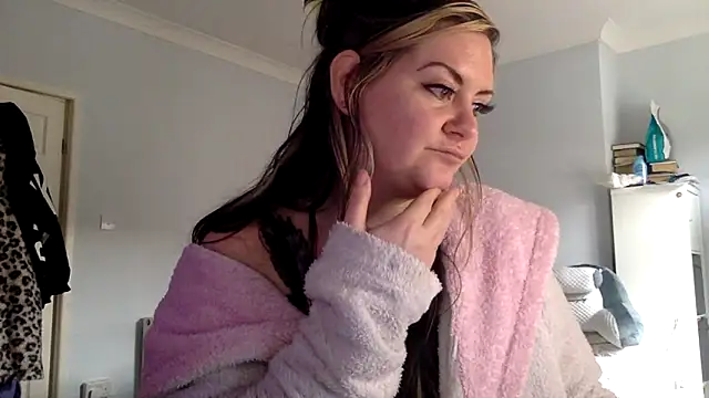 AureliaXOX online show from 02-16-25, 02:21