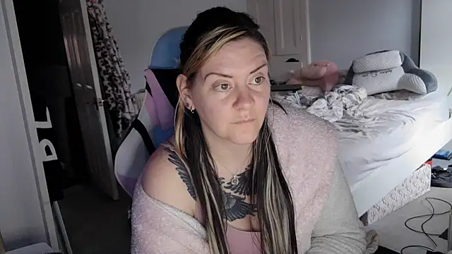 AureliaXOX online show from 02-23-25, 03:08