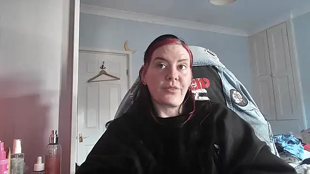 AureliaXOX online show from 10-28-25, 01:58