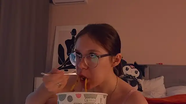 Mia Luw online show from 09-19-25, 02:35