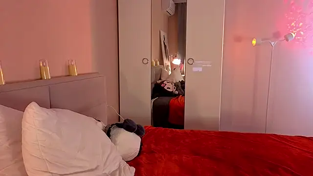 Mia Luw online show from 11-15-25, 04:47