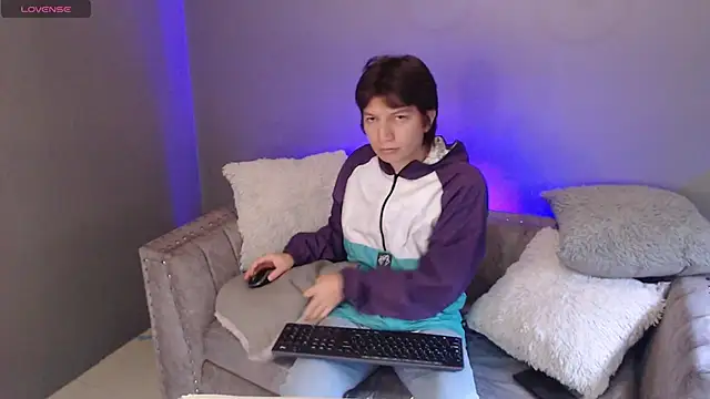 Snapshot of Golden-Boyy chatting on 02-14-25, 12:03 Golden-Boyy online show from 02-14-25, 12:03