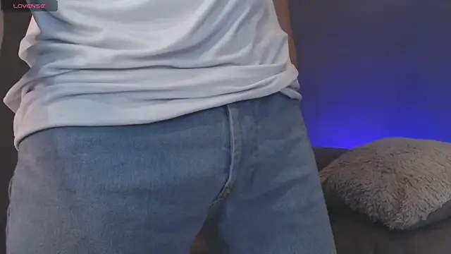 Snapshot of Golden-Boyy chatting on 02-15-25, 11:50 Golden-Boyy online show from 02-15-25, 11:50