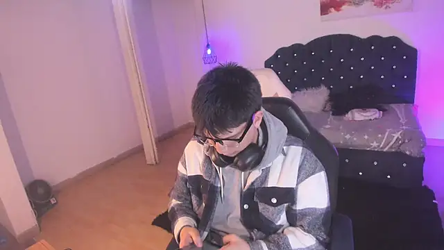Snapshot of Golden-Boyy chatting on 09-10-25, 03:28 Golden-Boyy online show from 09-10-25, 03:28