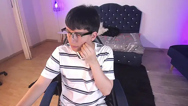 Snapshot of Golden-Boyy chatting on 09-13-25, 03:39 Golden-Boyy online show from 09-13-25, 03:39