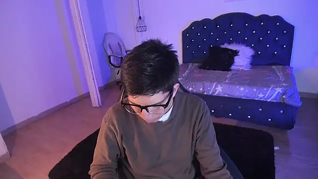 Snapshot of Golden-Boyy chatting on 09-24-25, 03:32 Golden-Boyy online show from 09-24-25, 03:32