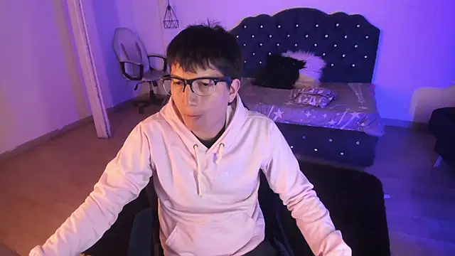 Snapshot of Golden-Boyy chatting on 09-25-25, 03:21 Golden-Boyy online show from 09-25-25, 03:21