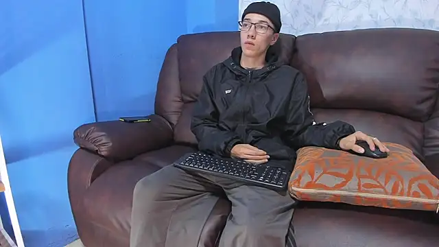 Snapshot of Gadiel_Sex chatting on 02-25-25, 12:34 Gadiel Sex online show from 02-25-25, 12:34