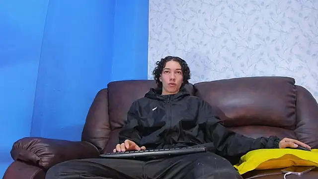 Snapshot of Gadiel_Sex chatting on 03-01-25, 01:29 Gadiel Sex online show from 03-01-25, 01:29